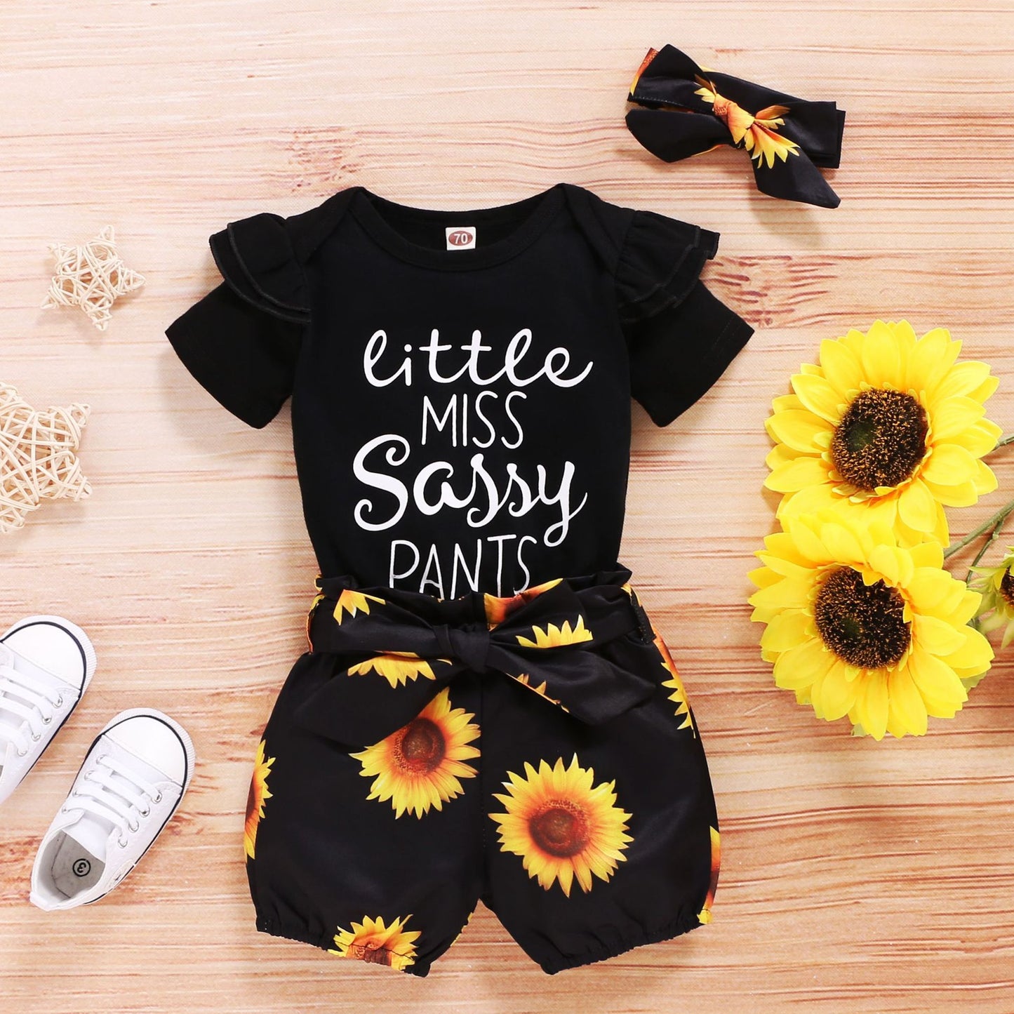 Oluuu. Niedliches Baby Drei-Teile-Set: Kurzarm-Shirt mit Buchstaben, Sonnenblumen-Shorts und Jacke