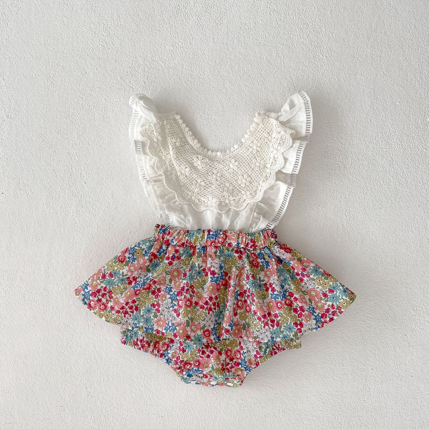 Oluuu. Baby Romper mit Volantärmeln und Hosenträgern Zwei-Teiler, mit Unterwäscheabdeckung