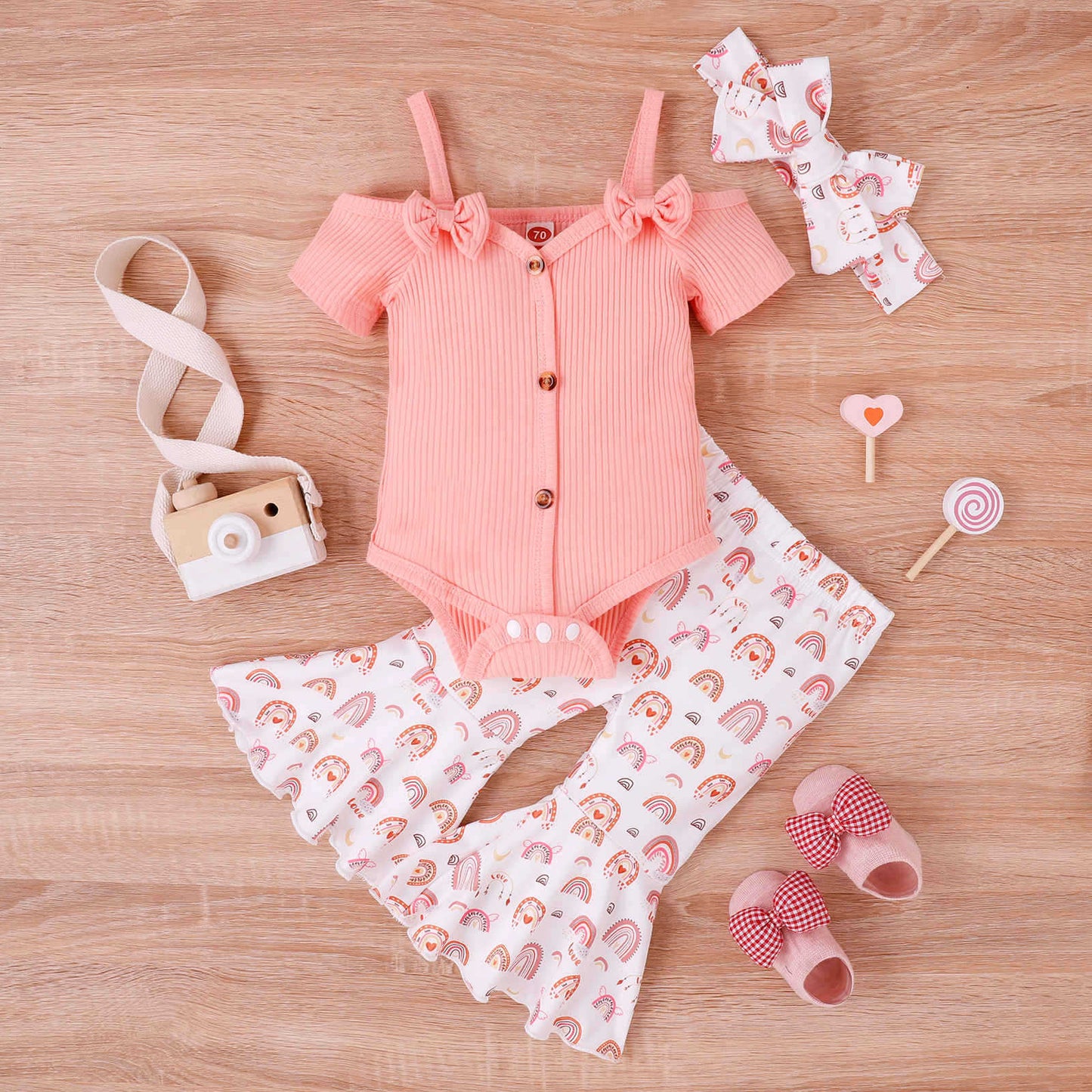 Oluuu. Baby Mädchen Sommer Outfit mit Schleifen-Trägern, V-Ausschnitt, Kurzarm-Einteiler und bedruckten Glocken-Jeans