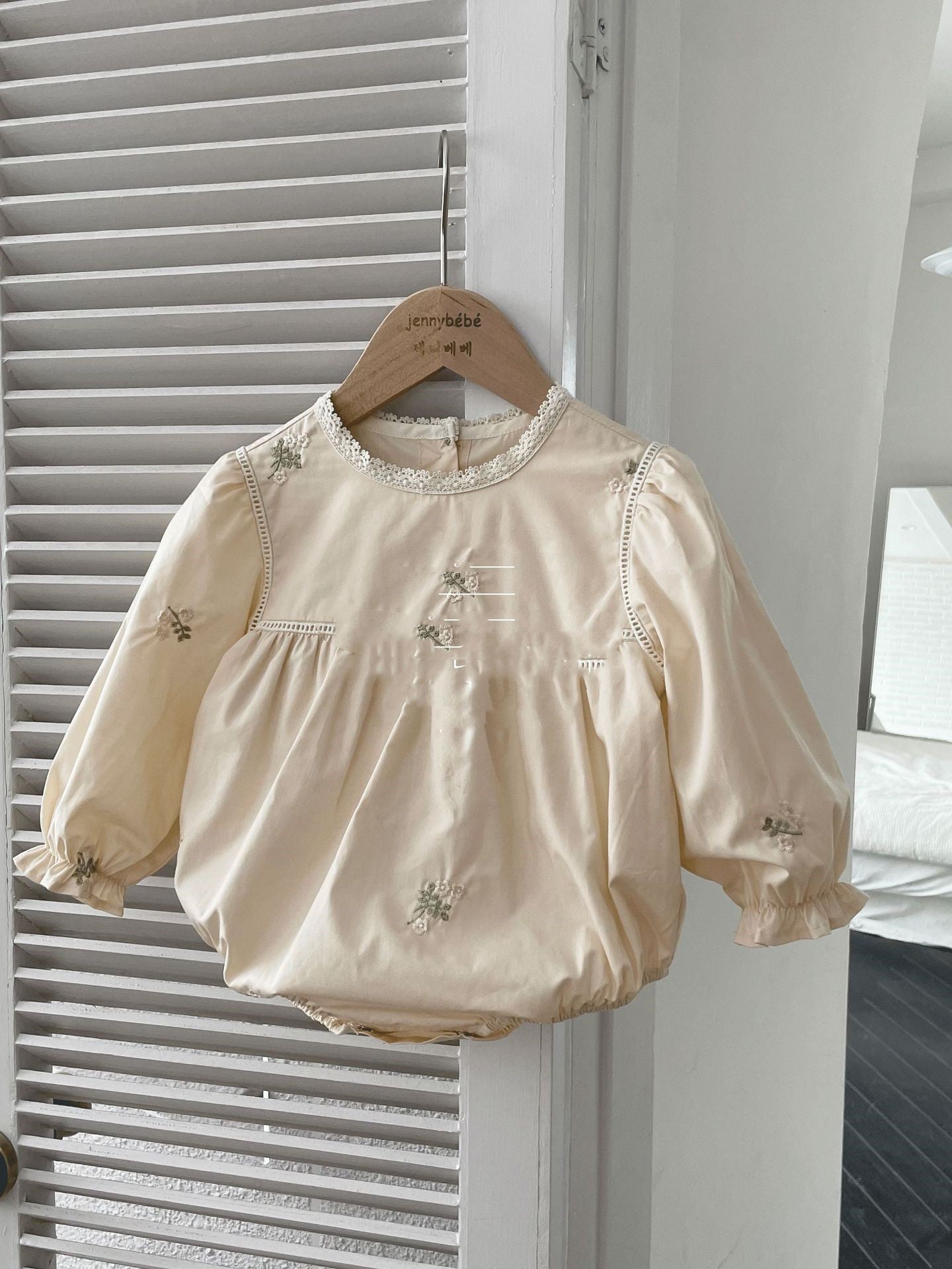 Oluuu. Baby Kletteranzug mit Stickerei – Romper für Mädchen