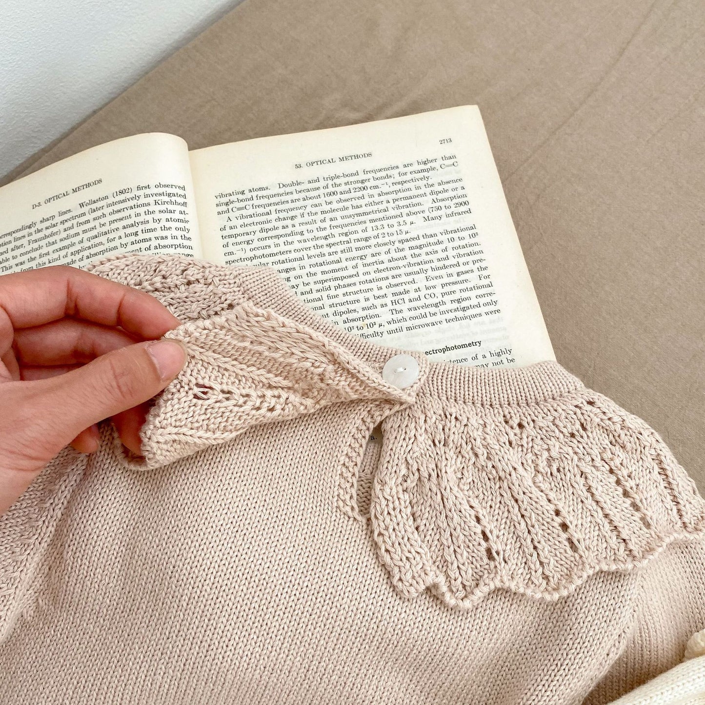 Oluuu. Baby Strick-Jumpsuit mit Lotus-Kragen – Langarm für Mädchen