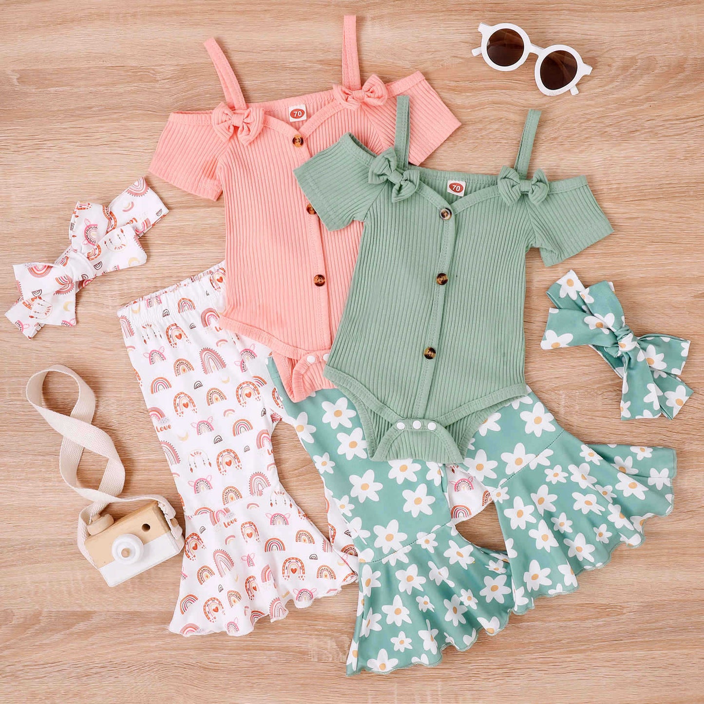 Oluuu. Baby Mädchen Sommer Outfit mit Schleifen-Trägern, V-Ausschnitt, Kurzarm-Einteiler und bedruckten Glocken-Jeans