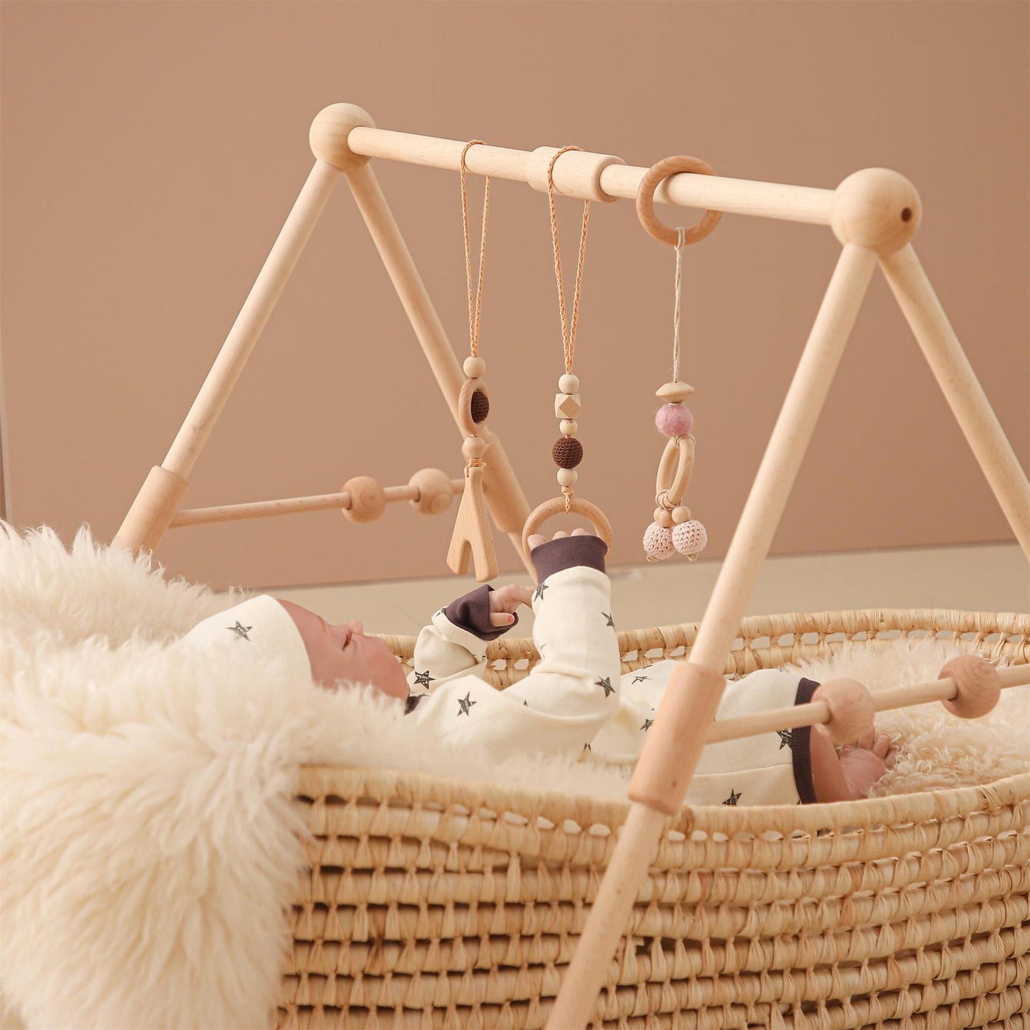 Oluuu. Baby Fitnessrack für das Kinderbett