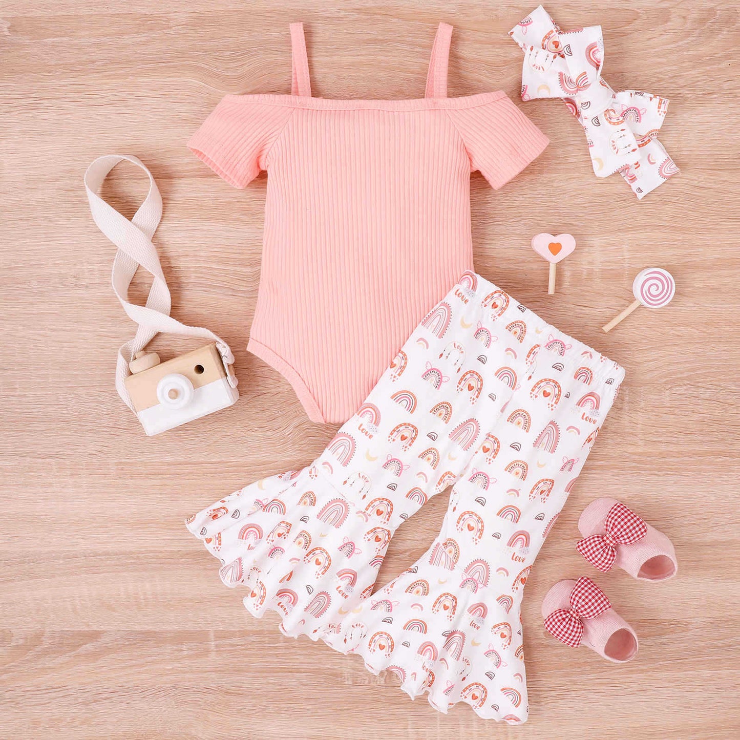 Oluuu. Baby Mädchen Sommer Outfit mit Schleifen-Trägern, V-Ausschnitt, Kurzarm-Einteiler und bedruckten Glocken-Jeans