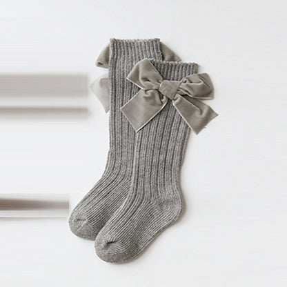 Oluuu. Baby Wollsocken mit Schleifen-Design