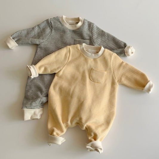Oluuu. Gestreifter Baby Jumpsuit für draußen