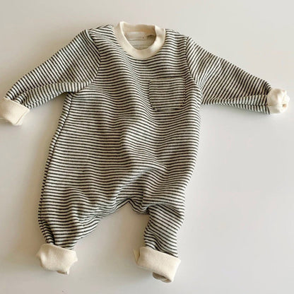 Oluuu. Gestreifter Baby Jumpsuit für draußen