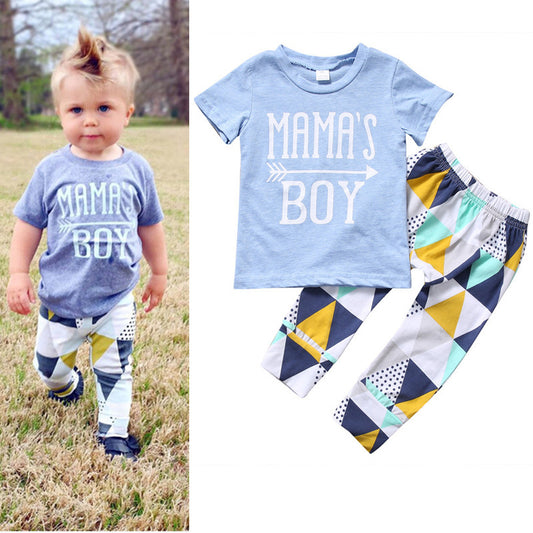 Oluuu. Jungen Anzug mit Kurzarm T-Shirt, blauen Buchstaben und Pfeil-Design, Geometrische Hose, Zwei-Teiler Set