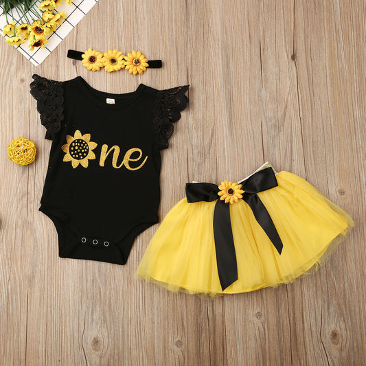 Oluuu. Baby Drei-Teiliges Set: Triangle Strampler