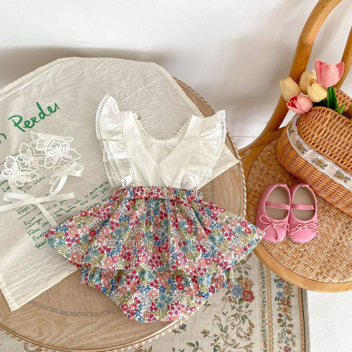 Oluuu. Baby Romper mit Volantärmeln und Hosenträgern  Zwei-Teiler, mit Unterwäscheabdeckung