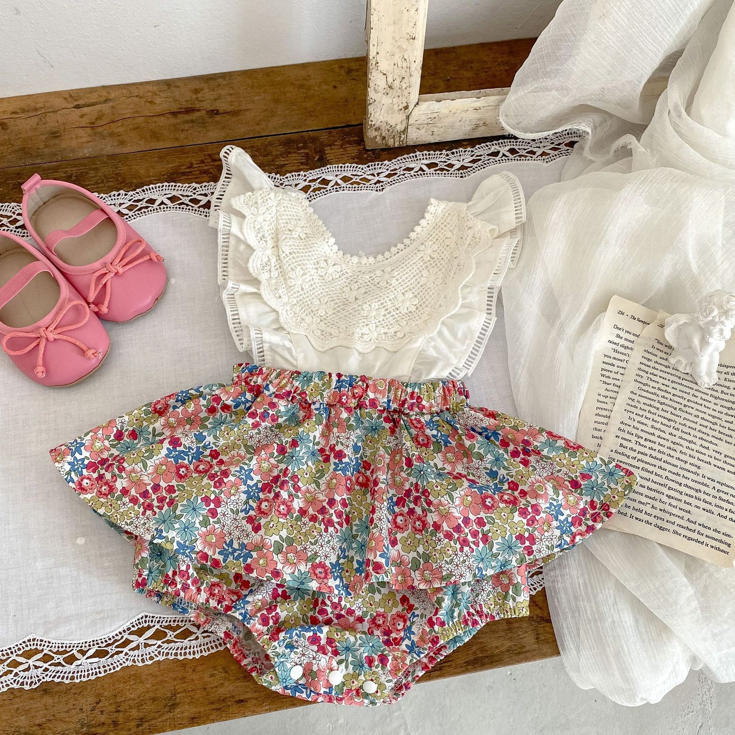 Oluuu. Baby Romper mit Volantärmeln und Hosenträgern  Zwei-Teiler, mit Unterwäscheabdeckung