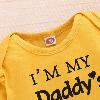 Oluuu. Niedliches Baby Drei-Teile-Set: Kurzarm-Shirt mit Buchstaben, Sonnenblumen-Shorts und Jacke