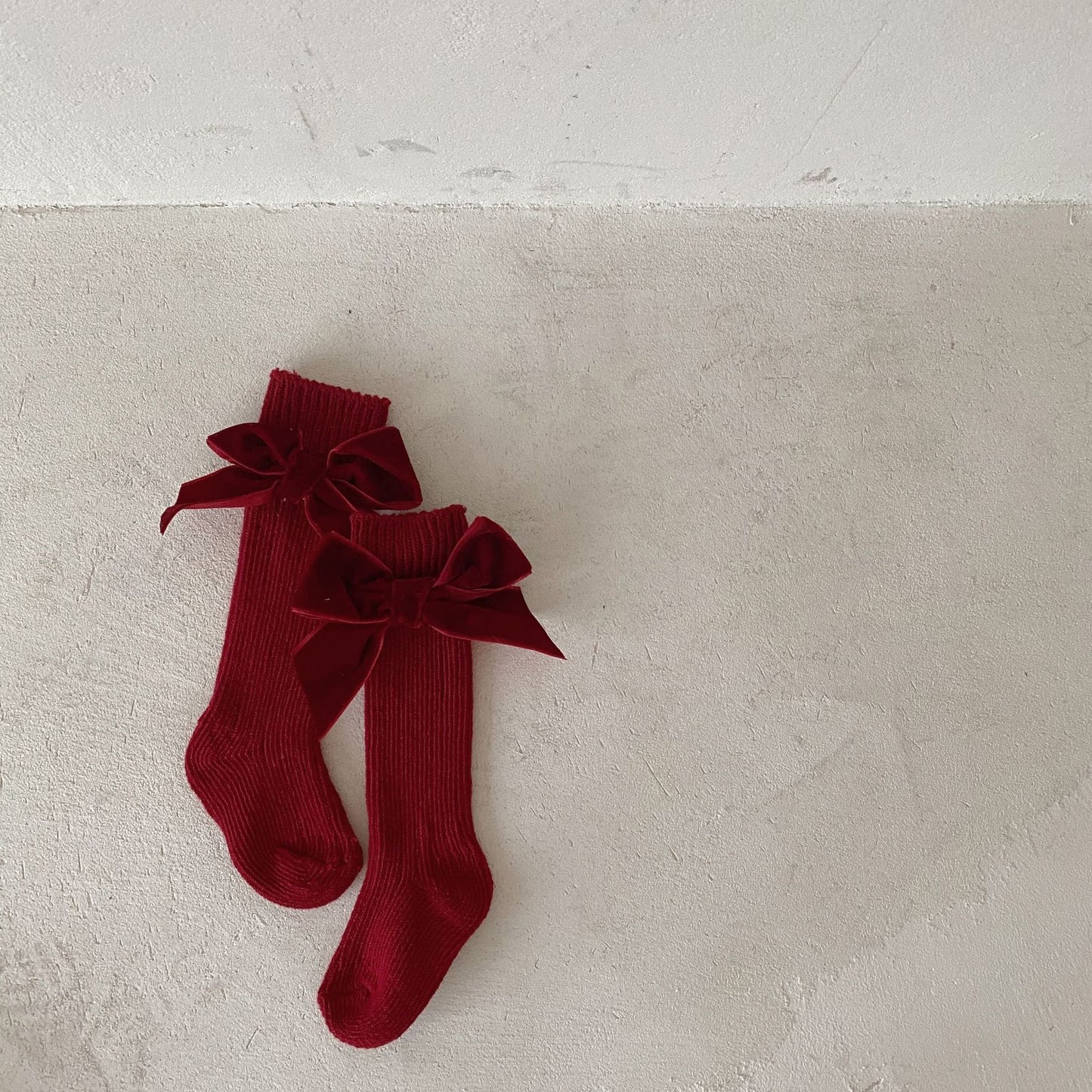 Oluuu. Baby Wollsocken mit Schleifen-Design