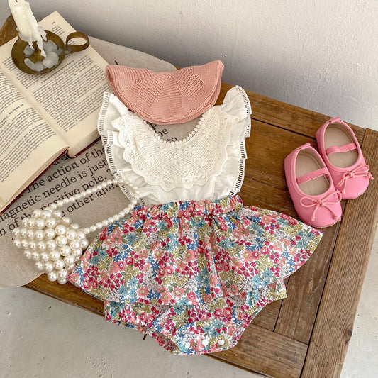 Oluuu. Baby Romper mit Volantärmeln und Hosenträgern  Zwei-Teiler, mit Unterwäscheabdeckung