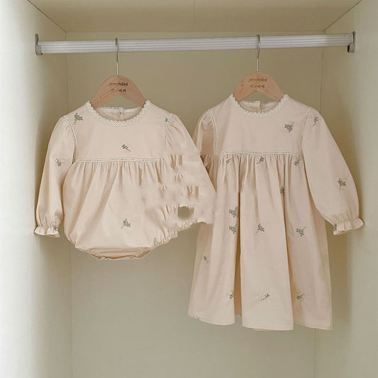 Oluuu. Baby Kletteranzug mit Stickerei – Romper für Mädchen