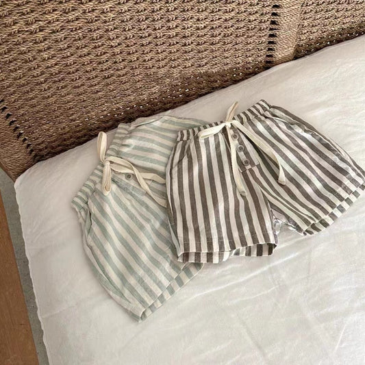 Oluuu. Baby Shorts aus dünnem Baumwollstoff – Karo-Streifen